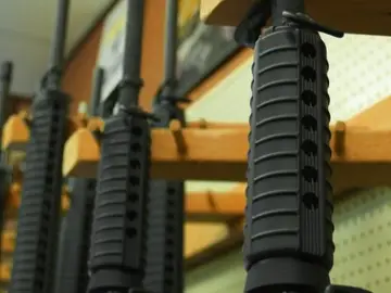 Fusiles en una tienda de armas. Fusiles en una tienda de armas.