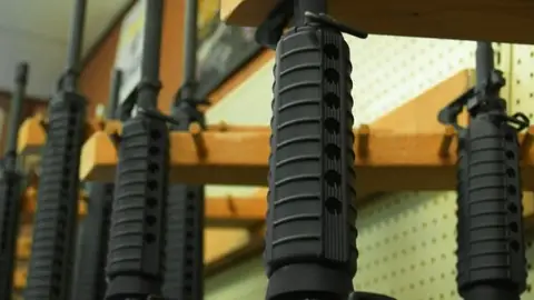 Fusiles en una tienda de armas. Fusiles en una tienda de armas.
