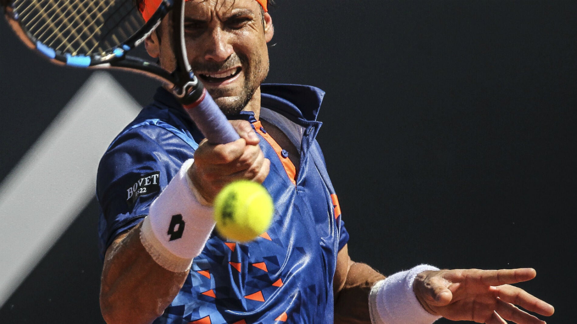 David Ferrer golpea la bola durante su partido contra Albert Ramos