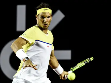 Rafa Nadal se dispone a golpear la bola durante el partid Rafa Nadal se dispone a golpear la bola durante el partid