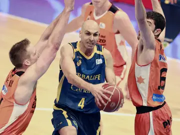 Albert Oliver entra a canasta ante la defensa del Valencia Basket Albert Oliver entra a canasta ante la defensa del Valencia Basket