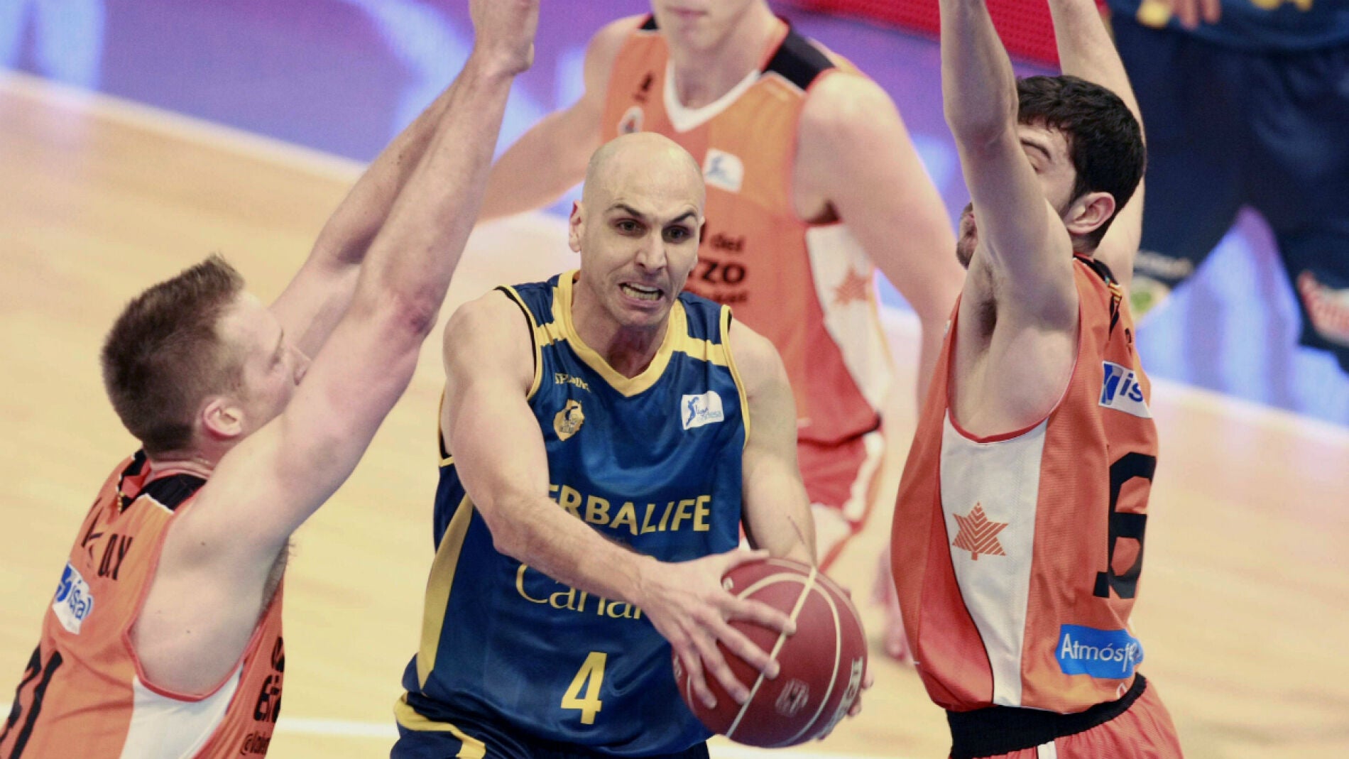 Albert Oliver entra a canasta ante la defensa del Valencia Basket
