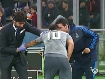 Un médico del club coloca el hombro a James Rodríguez