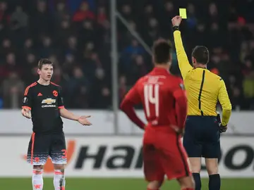 Donald Love es amonestado en el partido contra el Midtjylland Donald Love es amonestado en el partido contra el Midtjylland