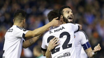 Álvaro Negredo y Santi Mina celebra el gol del '7' del Valencia ante el Rapid
