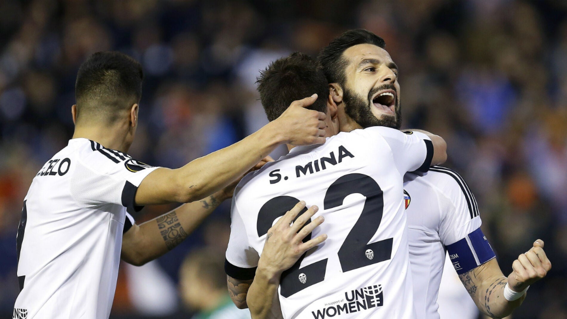 &Aacute;lvaro Negredo y Santi Mina celebra el gol del '7' del Valencia ante el Rapid