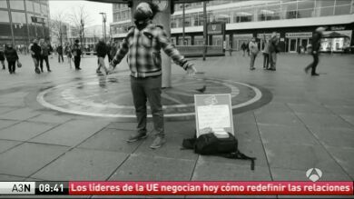 Un refugiado triunfa en internet con un experimento social sobre inmigración en Berlín
