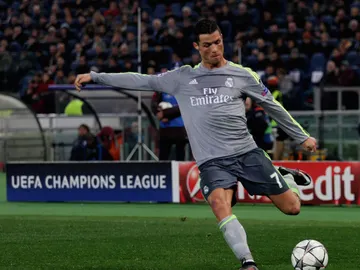 Cristiano se prepara para chutar a portería en el Olímpico Cristiano se prepara para chutar a portería en el Olímpico