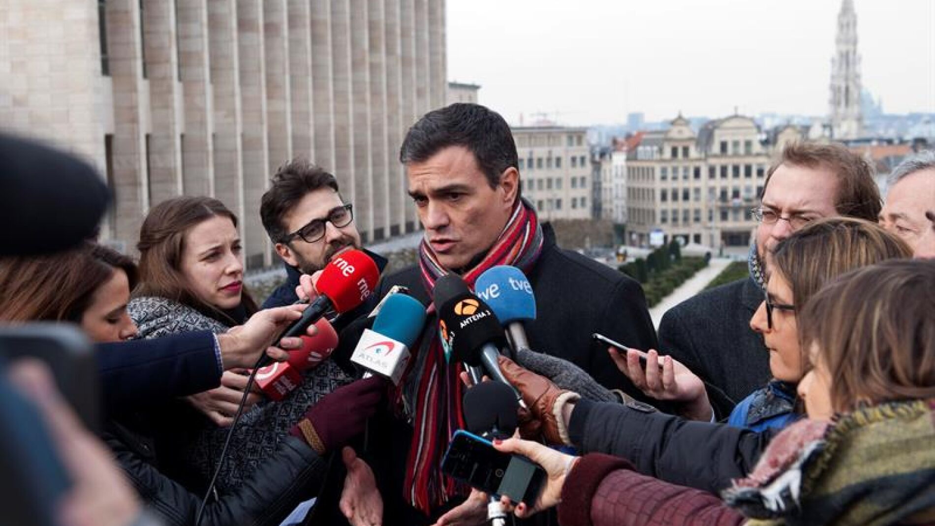 Pedro S&aacute;nchez atiende a los medios en Bruselas