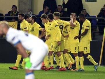 Los jugadores del Villarreal celebran el gol de Denis Suárez