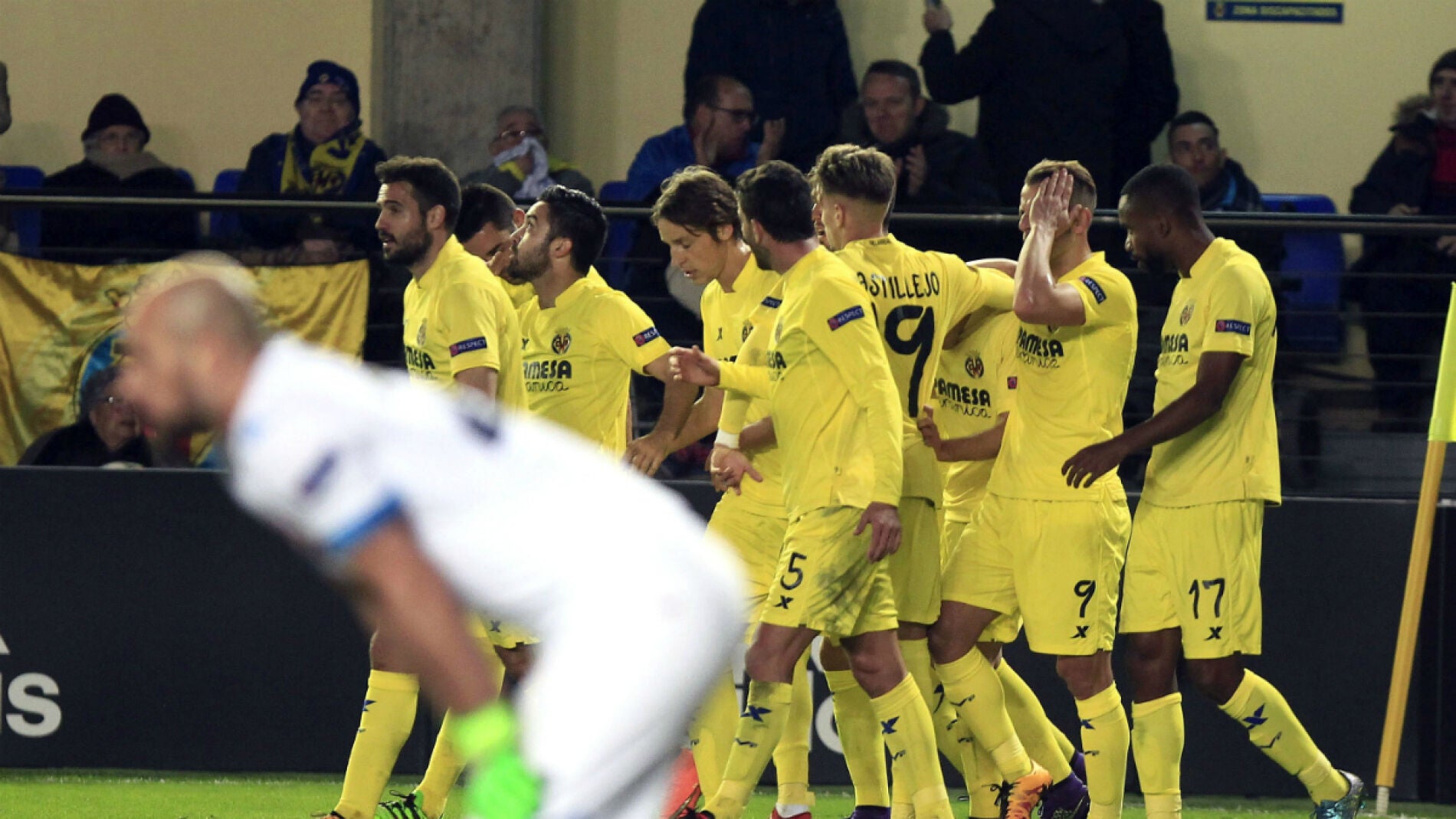 Los jugadores del Villarreal celebran el gol de Denis Su&aacute;rez
