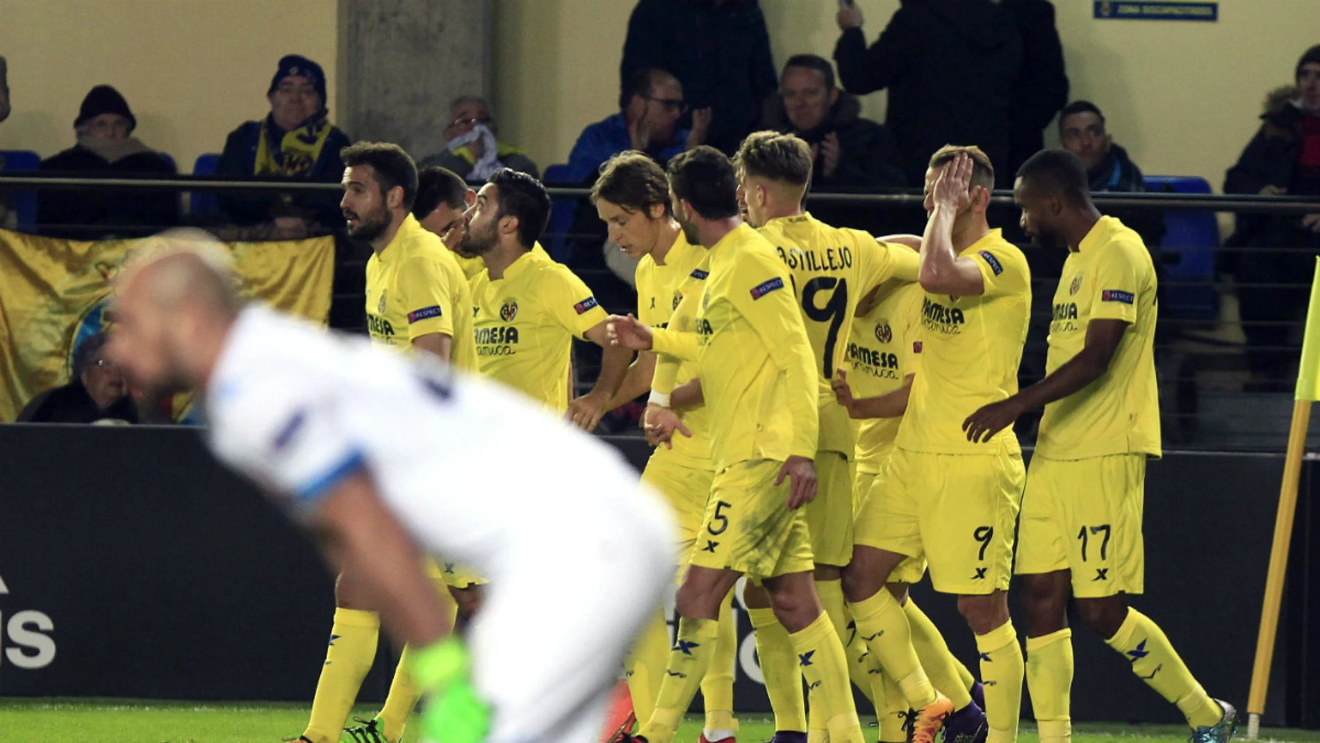 Los jugadores del Villarreal celebran el gol de Denis Suárez Los jugadores del Villarreal celebran el gol de Denis Suárez