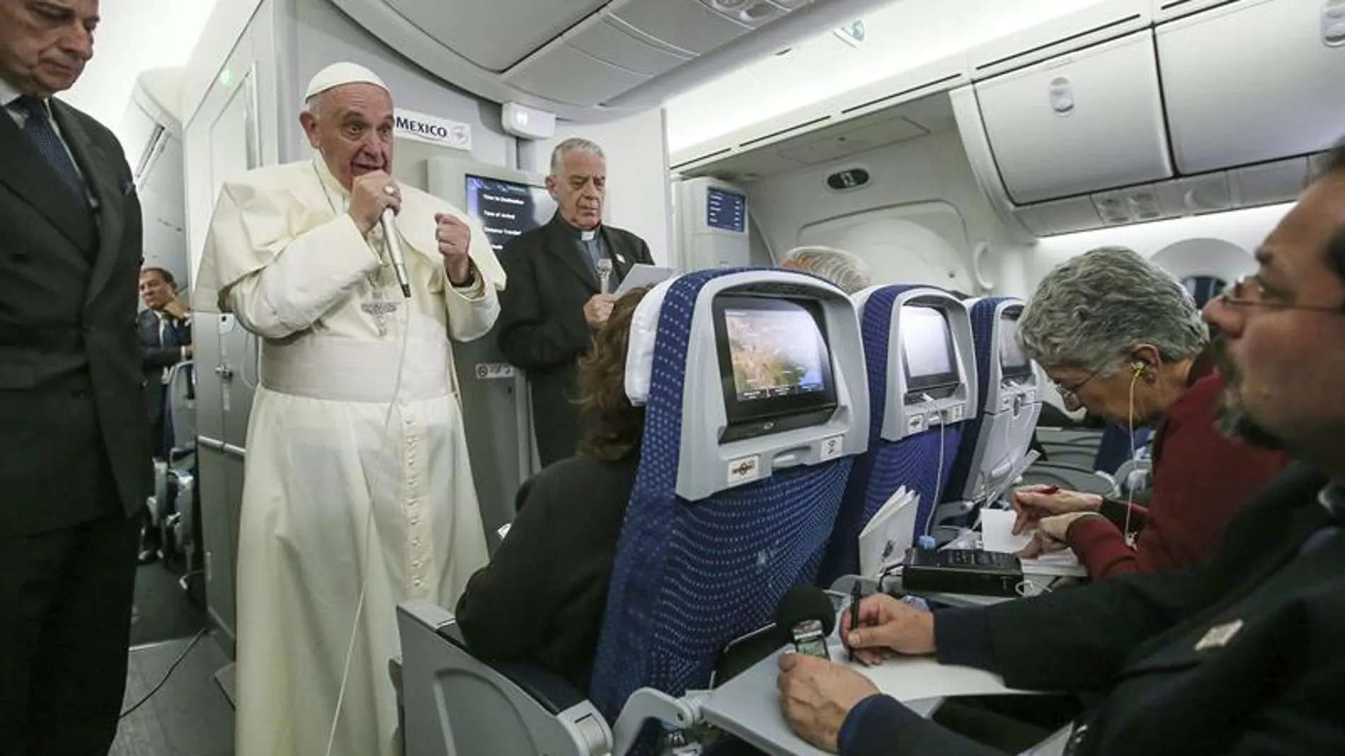 El Papa durante su vuelta a Roma El Papa durante su vuelta a Roma