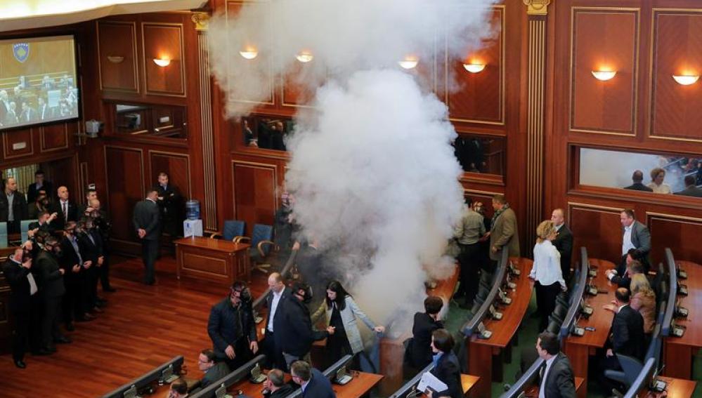 Parlamentarios de la oposición lanzan gases lacrimógenos durante un pleno del Parlamento