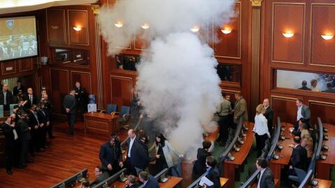 Parlamentarios de la oposici&oacute;n lanzan gases lacrim&oacute;genos durante un pleno del Parlamento