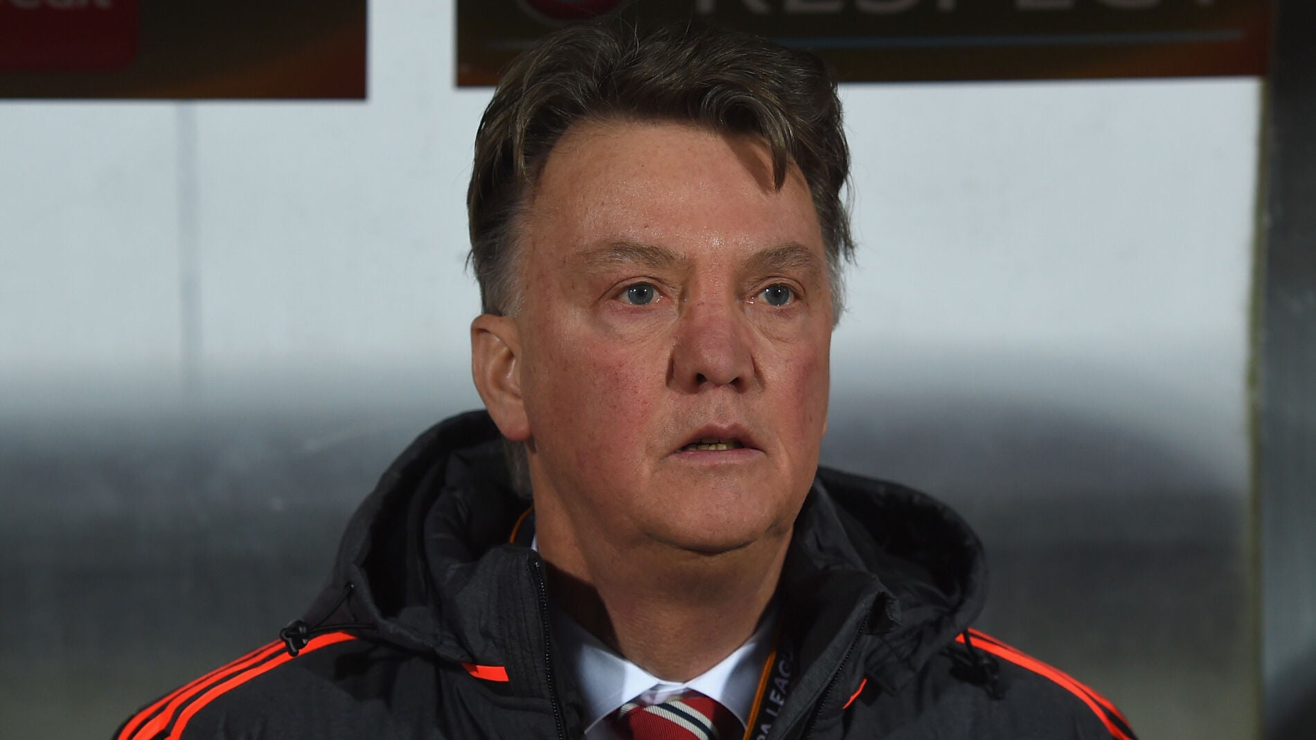Louis Van Gaal en el banquillo del Manchester United