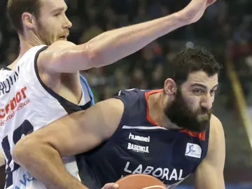 Bourousis se gira para intentar anotar Bourousis se gira para intentar anotar