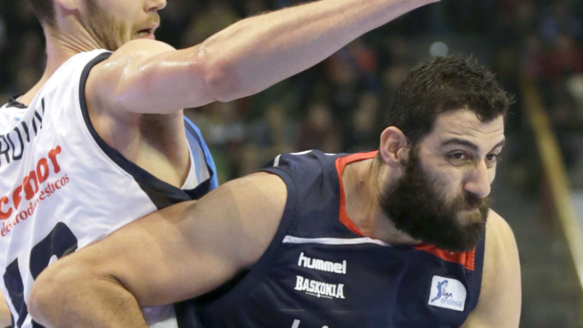 Bourousis se gira para intentar anotar