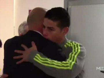 Zidane se abraza a James