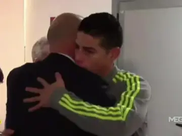 Zidane se abraza a James Zidane se abraza a James