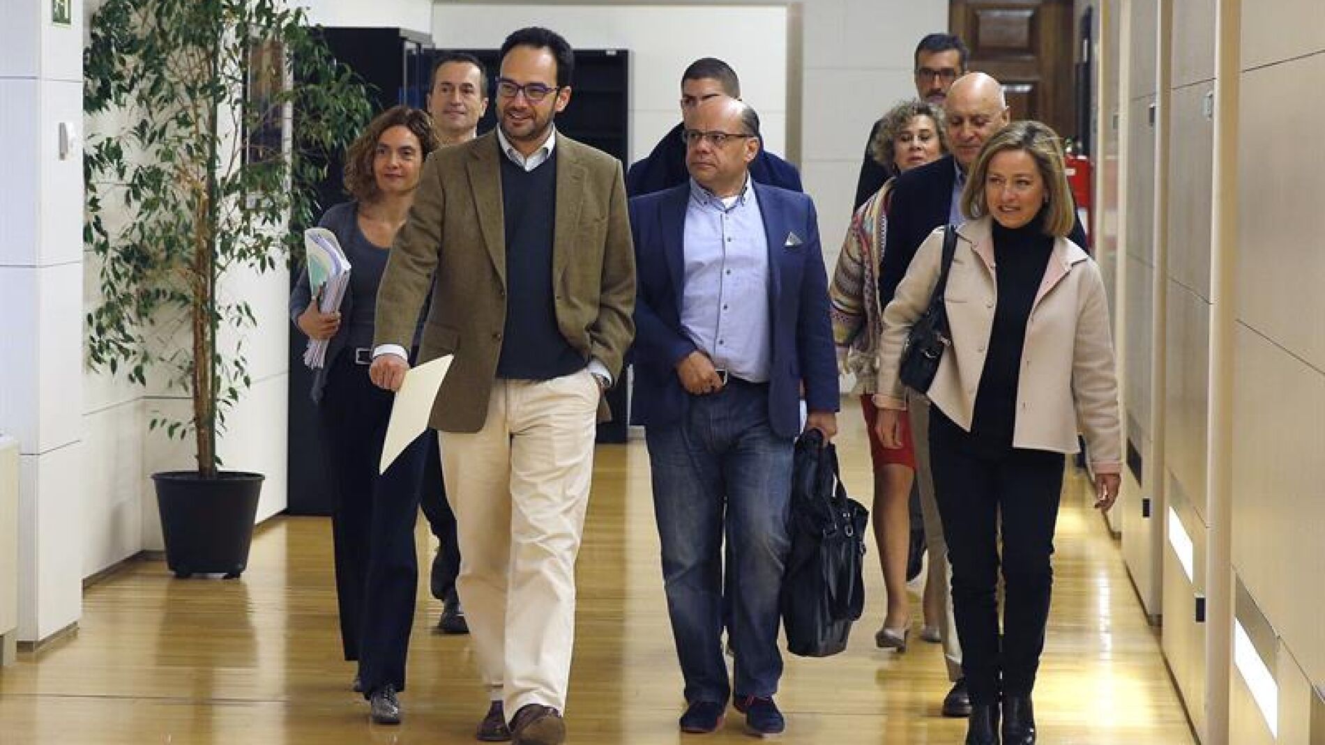 Hernando y Oramas junto a sus equipos negociadores