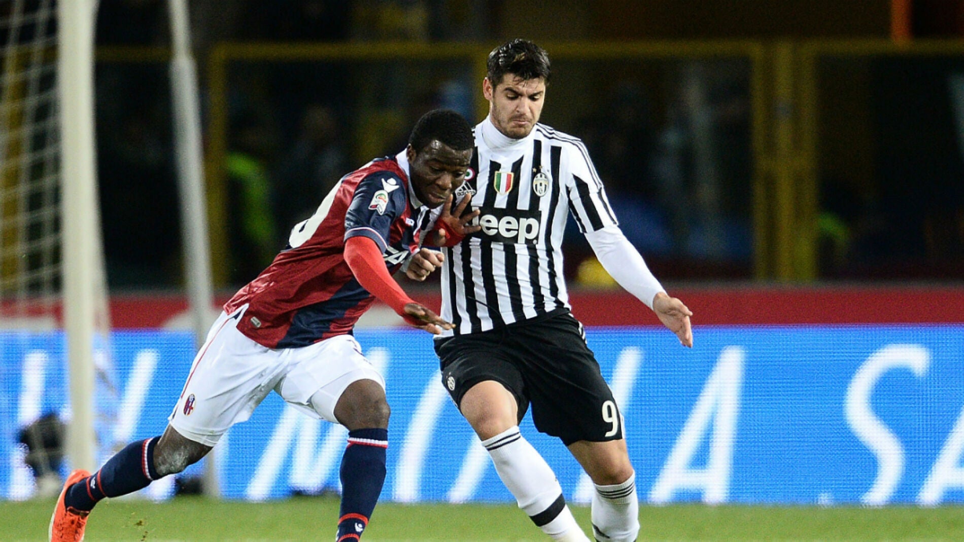 &Aacute;lvaro Morata intenta avanzar con el bal&oacute;n