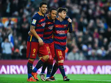 Suárez, Neymar y Messi caminan juntos Suárez, Neymar y Messi caminan juntos