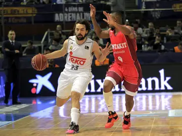 Sergio Llull sube la pista ante la defensa de Jonathan Tabu Sergio Llull sube la pista ante la defensa de Jonathan Tabu