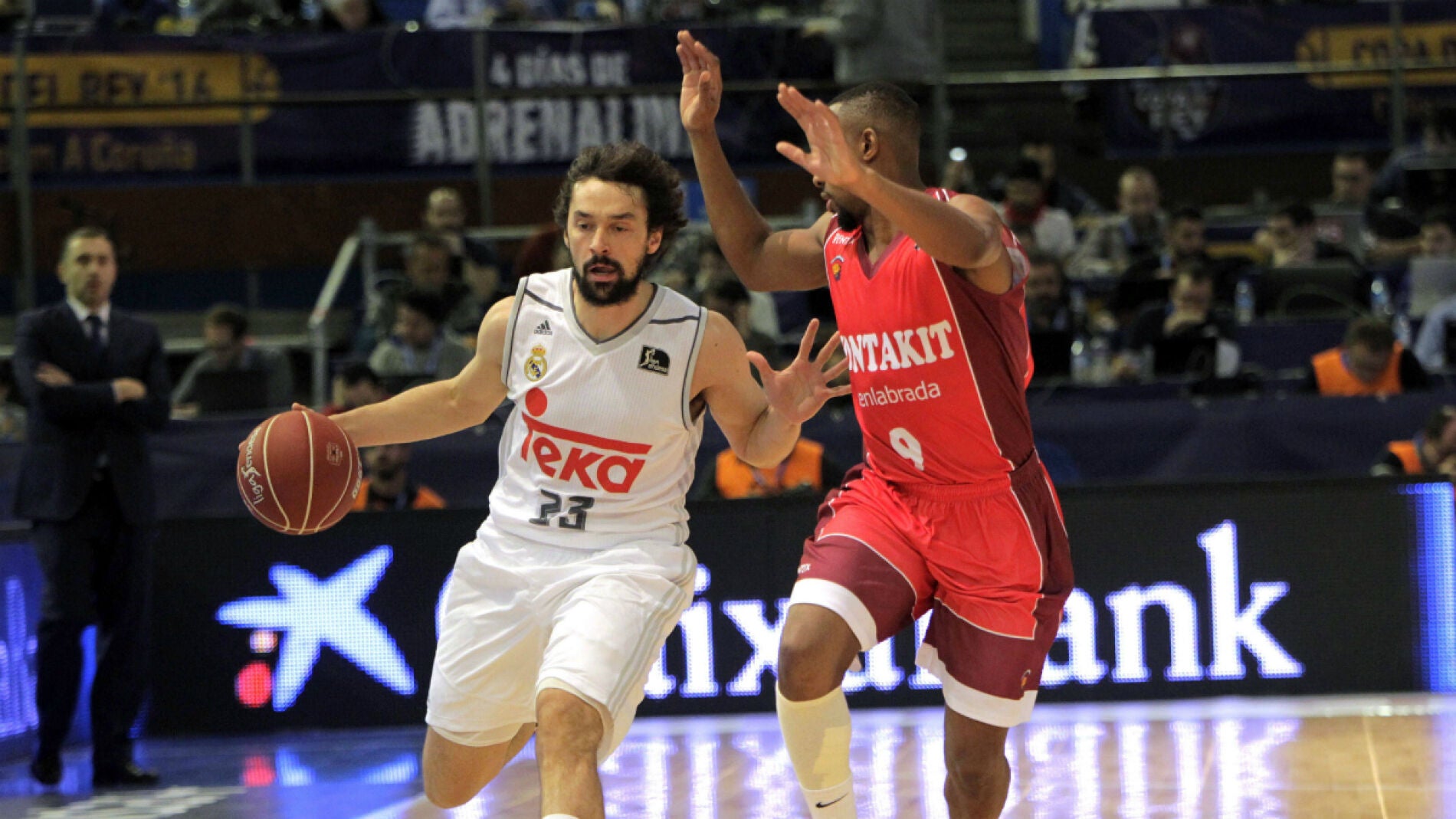 Sergio Llull sube la pista ante la defensa de Jonathan Tabu