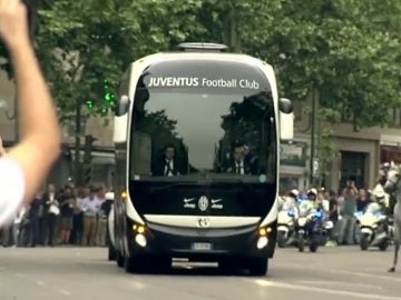 El autobús de la Juventus, llegando al estadio
