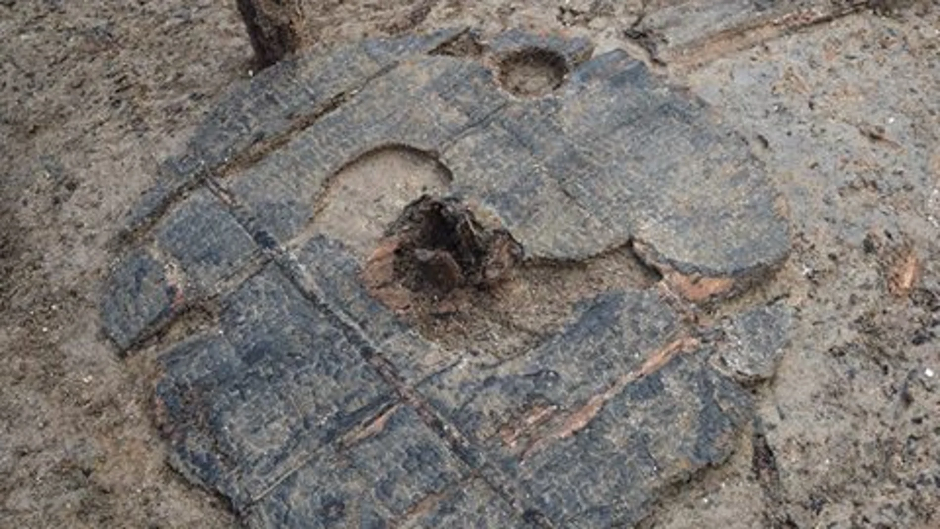 Hallan una rueda de madera de hace 3.000 años Hallan una rueda de madera de hace 3.000 años
