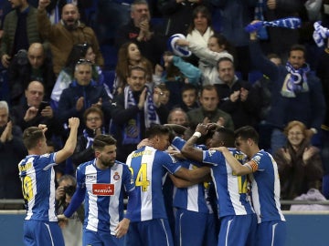 Los jugadores del Espanyol celebran el gol de Marco Asensio