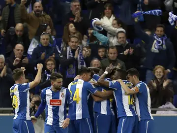 Los jugadores del Espanyol celebran el gol de Marco Asensio Los jugadores del Espanyol celebran el gol de Marco Asensio