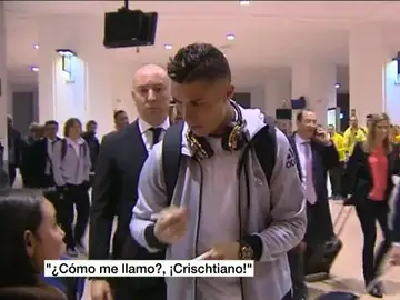 Cristiano bromea con una niña Cristiano bromea con una niña