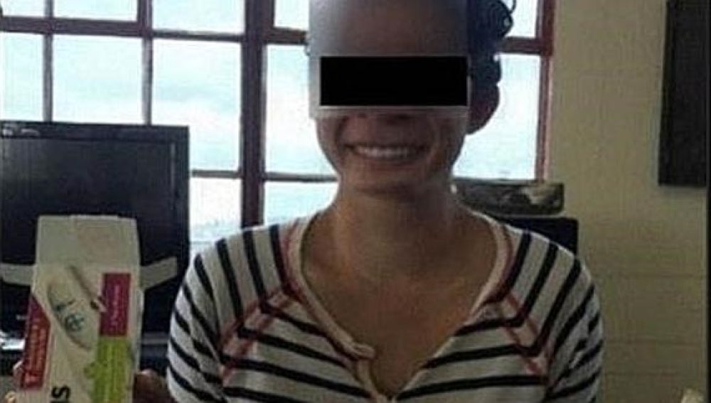 La joven mostrando la prueba de embarazo en Facebook