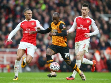 Aluko, ante Gibbs y Koscielny