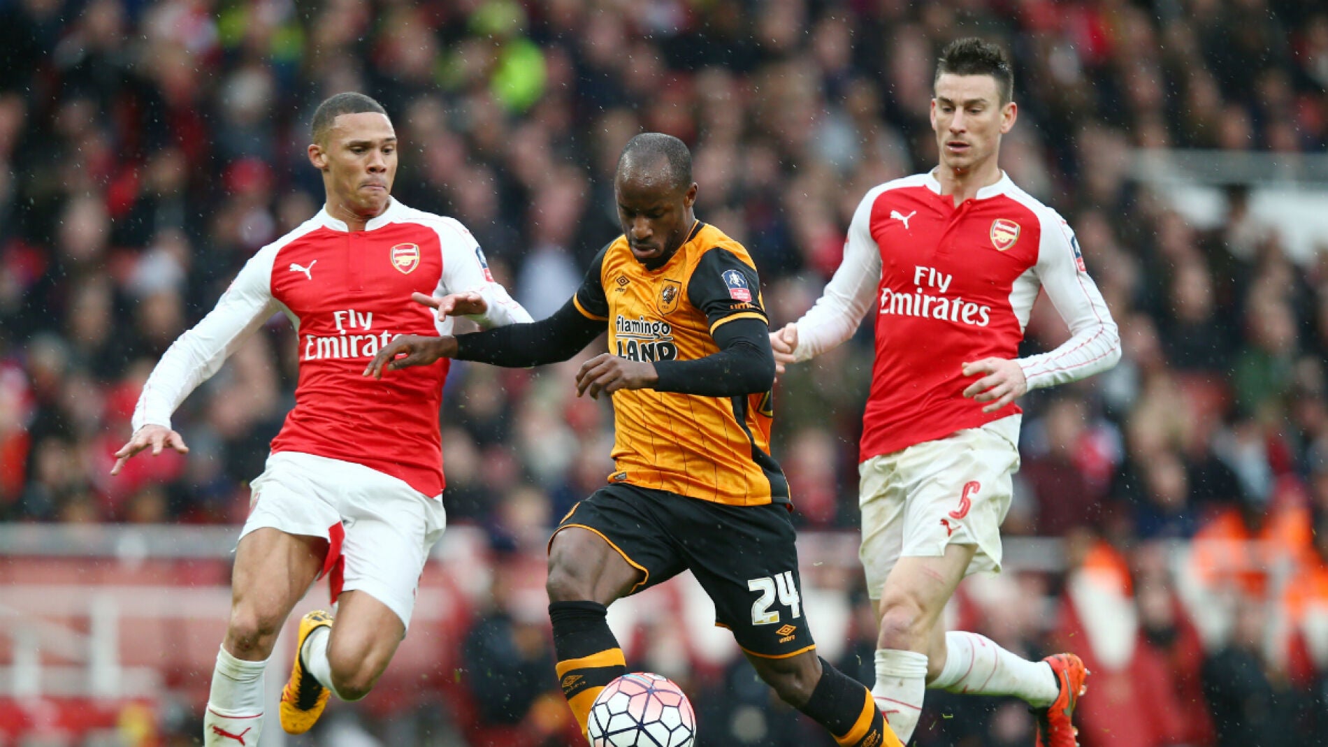 Aluko, ante Gibbs y Koscielny