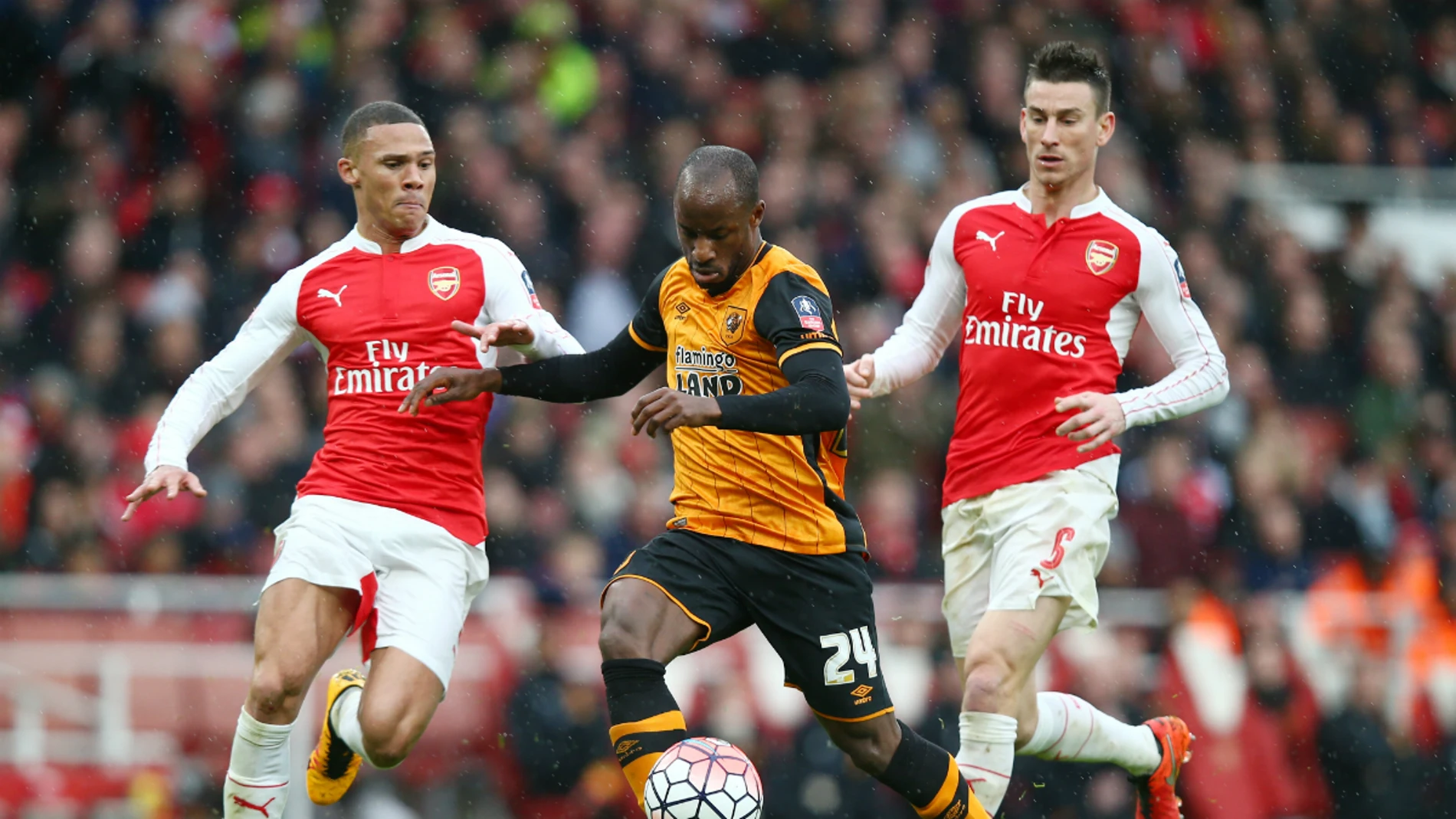 Aluko, ante Gibbs y Koscielny Aluko, ante Gibbs y Koscielny