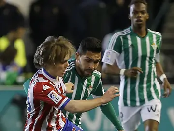 Halilovic y Petros Matheus disputan por el balón Halilovic y Petros Matheus disputan por el balón