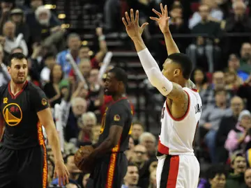 Damian Lillard celebra la victoria contra los Golden State Warriors Damian Lillard celebra la victoria contra los Golden State Warriors