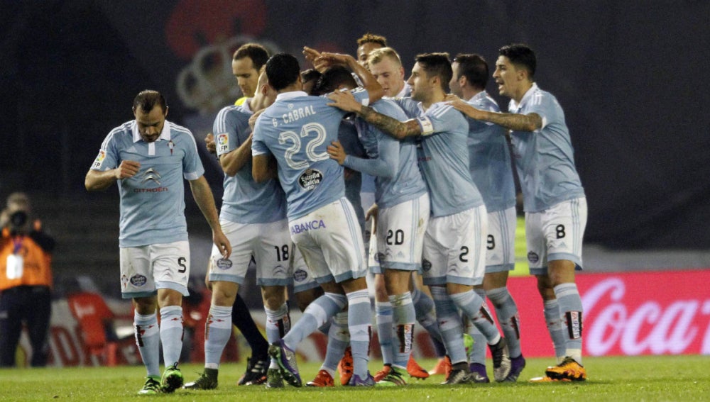 Los jugadores del Celta celebran el gol de Guidetti