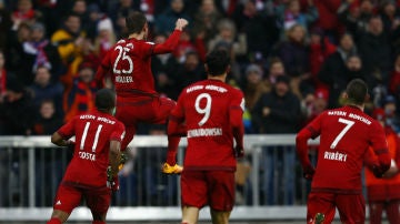 Thomas Müller celebra su gol con sus compañeros