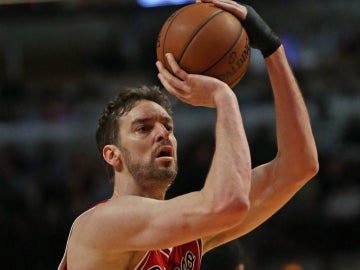 Pau Gasol se dispone a lanzar un tiro libre ante los Toronto Raptors