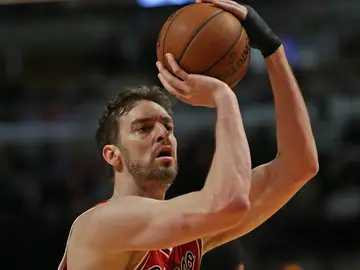 Pau Gasol se dispone a lanzar un tiro libre ante los Toronto Raptors Pau Gasol se dispone a lanzar un tiro libre ante los Toronto Raptors