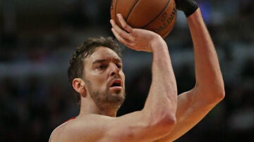 Pau Gasol se dispone a lanzar un tiro libre ante los Toronto Raptors