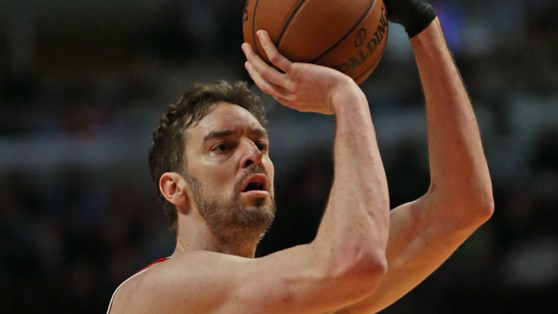 Pau Gasol se dispone a lanzar un tiro libre ante los Toronto Raptors