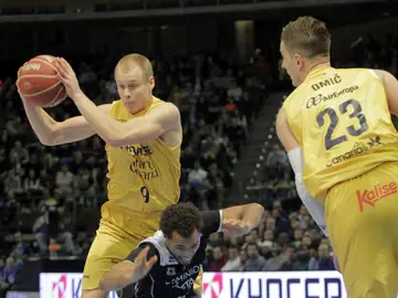 Sasu Salin intenta entrar a canasta ante la defensa del Bilbao Basket Sasu Salin intenta entrar a canasta ante la defensa del Bilbao Basket