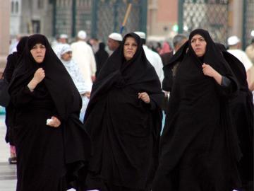 Mujeres musulmanas caminan frente a la mezquita de Nabawi en Medina, Arabia Saudí