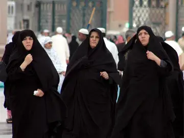 Mujeres musulmanas caminan frente a la mezquita de Nabawi en Medina, Arabia Saudí Mujeres musulmanas caminan frente a la mezquita de Nabawi en Medina, Arabia Saudí