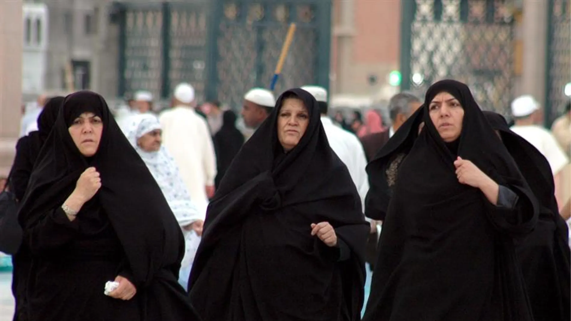 Mujeres musulmanas caminan frente a la mezquita de Nabawi en Medina, Arabia Saudí Mujeres musulmanas caminan frente a la mezquita de Nabawi en Medina, Arabia Saudí